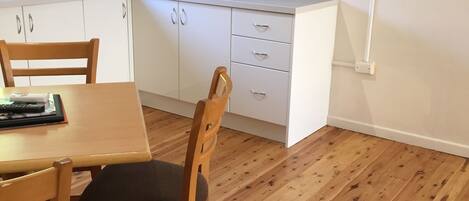 Kamar, dapur | Makan di kamar