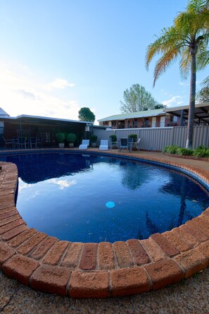 Outdoor pool - Ruthven Street Motor Inn (South Toowoomba)