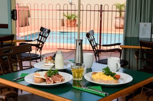 Desayuno completo todos los dĂas (con cargo)