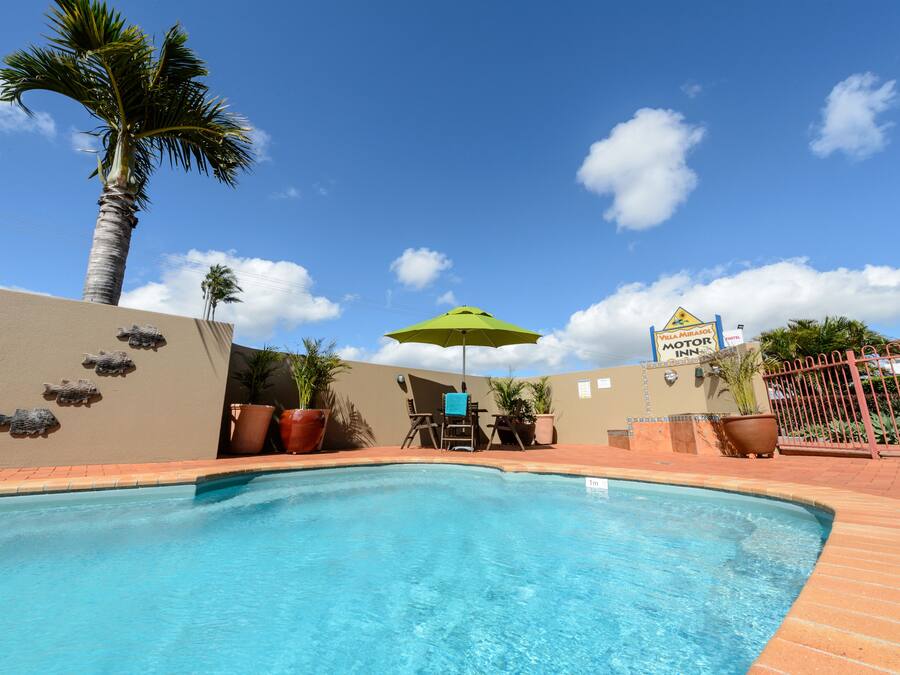 Utendørsbasseng og solsenger