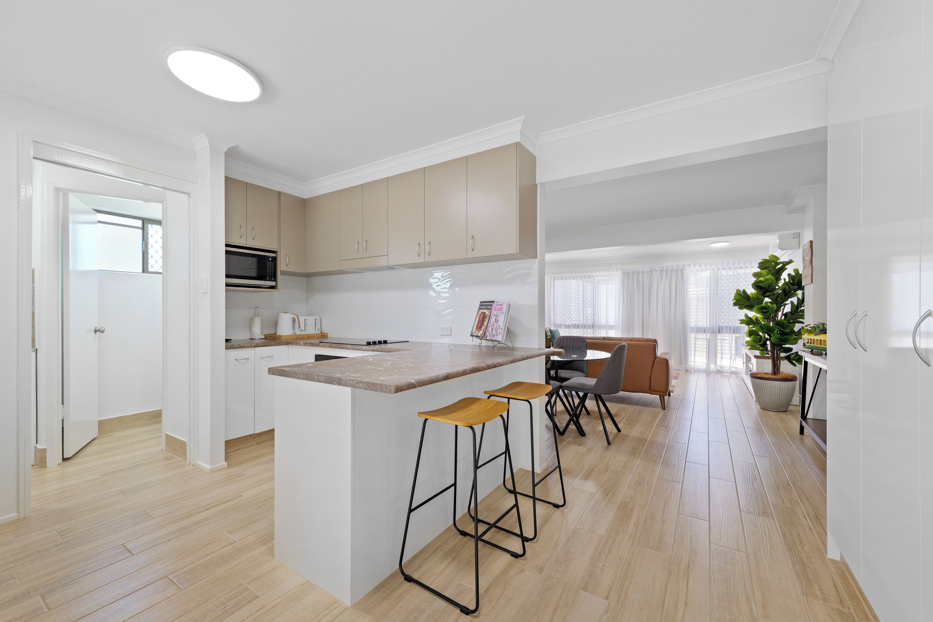 Deluxe 3 Bedroom Apartment | 高級寝具、デスク、遮光カーテン、アイロン / アイロン台