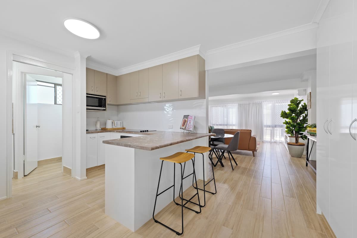 Literie de qualité supérieure, bureau, rideaux occultants