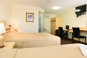 Premium bedding, desk, blackout curtains, iron/ironing board - Villa Mirasol Motor Inn (Bundaberg West)