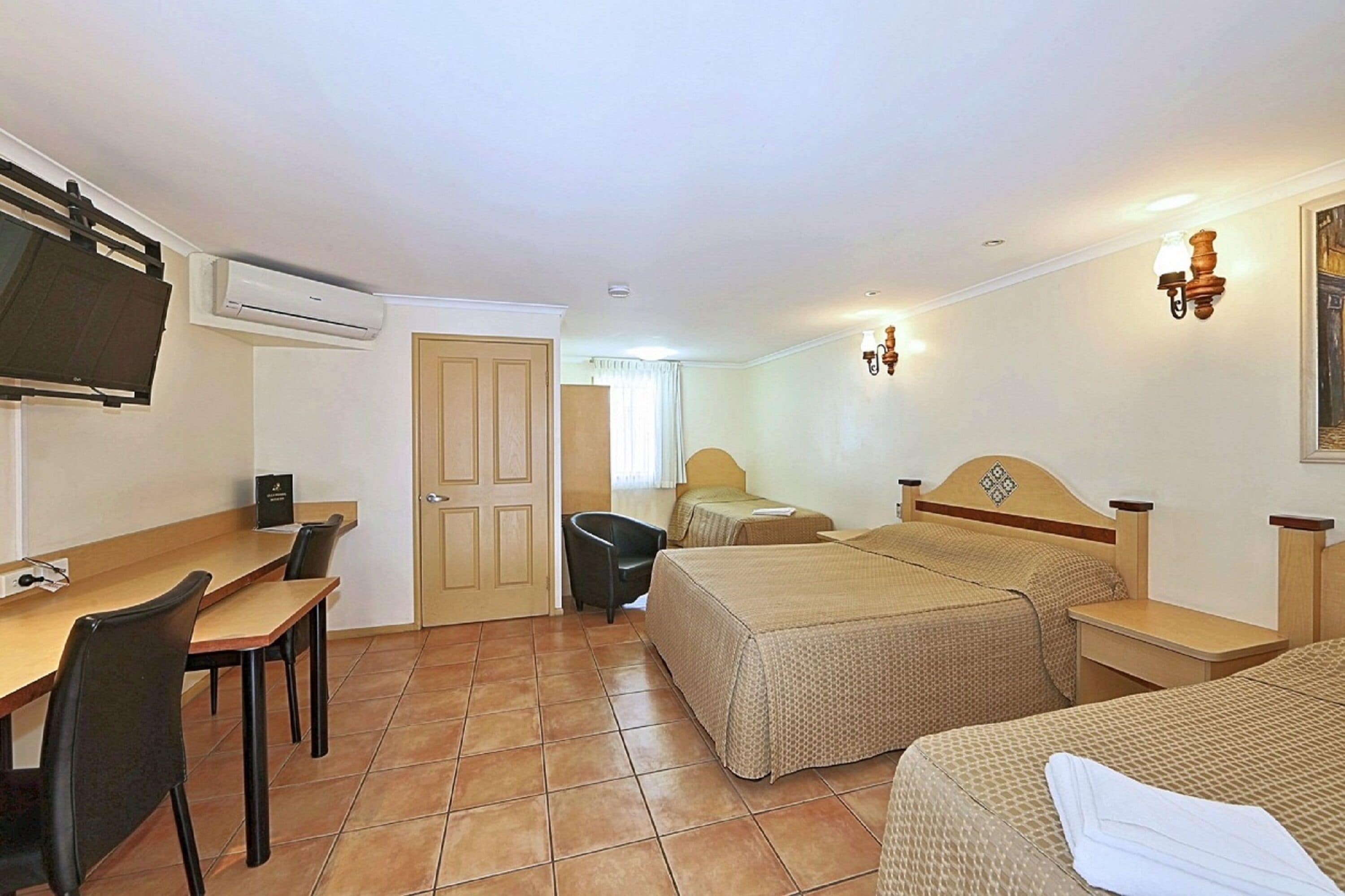 Sengetøy av topp kvalitet, skrivebord og blendingsgardiner