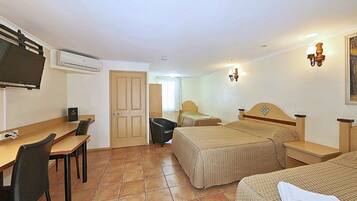 Literie de qualité supérieure, bureau, rideaux occultants