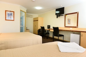 Roupas de cama premium, escrivaninha, cortinas blackout