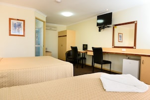 Ropa de cama de alta calidad, escritorio y cortinas blackout