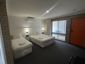 Tomannsrom (1 Queen & 1 Single - Pet Friendly) | Strykejern/-brett, wi-fi (inkludert) og sengetøy