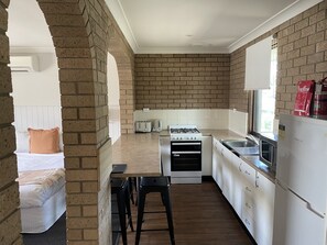 Apartment | Private kitchen | Fridge, microwave, oven, stovetop - Albury Allawa Motor Inn (Albury)