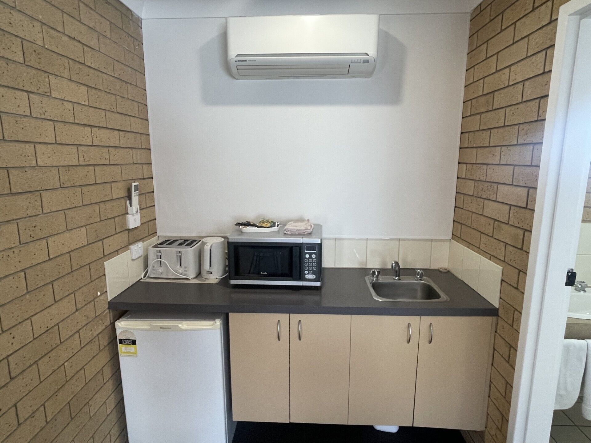 Habitación, 1 cama Queen size | Cocineta privada | Refrigerador, microondas, horno y parrilla de estufa 