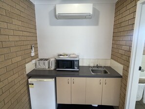 Queen Bedroom - Pet Friendly | Private kitchenette - Albury Allawa Motor Inn (Albury)