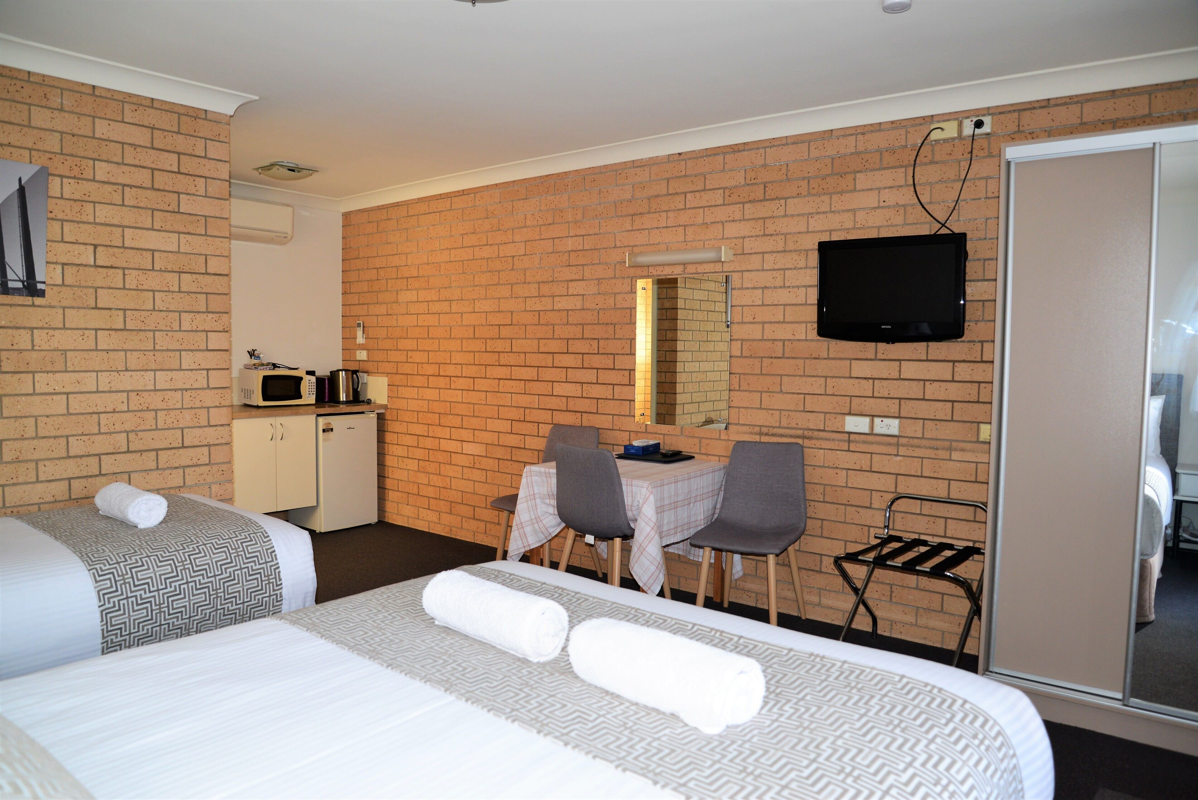 標準雙床房 | 起居區 | 電視