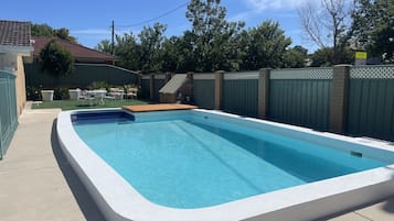 Kolam renang outdoor musiman