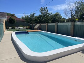 季节性开放的室外游泳池