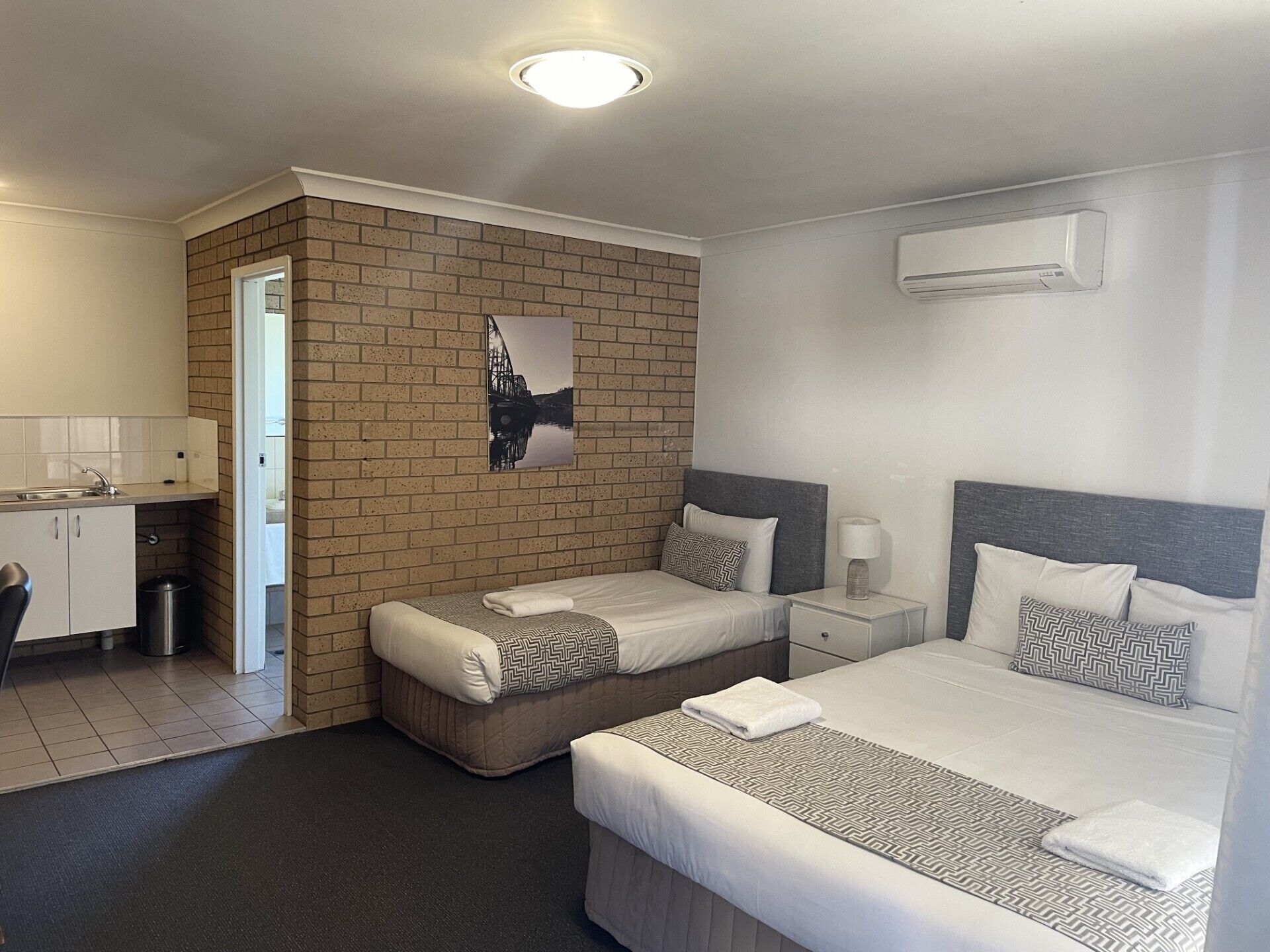 ห้องทวิน (1 Queen & 1 Single - Pet Friendly) | เตารีด/โต๊ะรีดผ้า, Wi-Fi ฟรี, ผ้าปูที่นอน