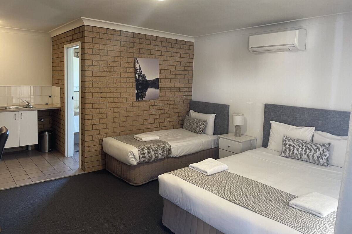 1 habitación, tabla de planchar con plancha, wifi gratis y ropa de cama