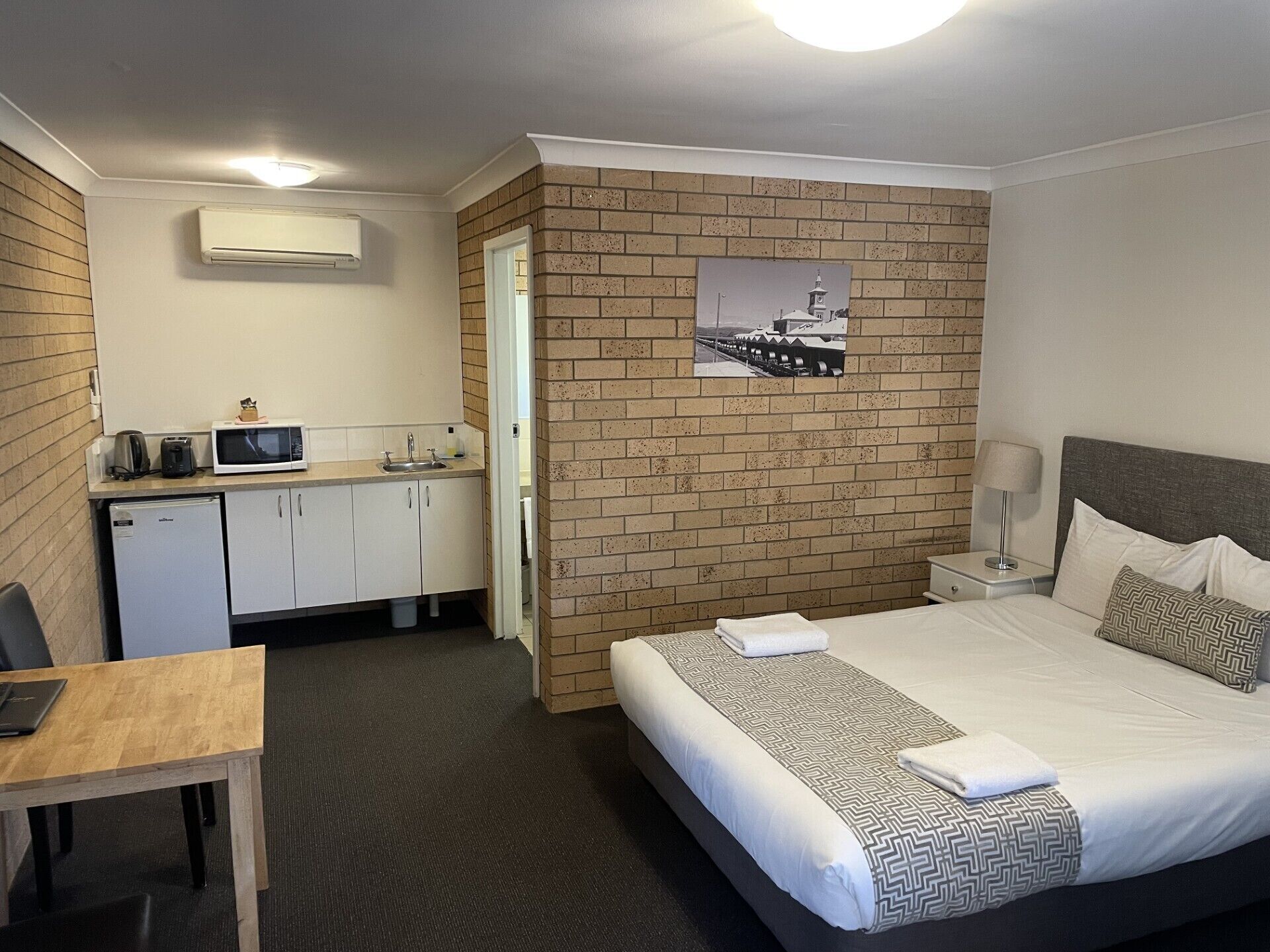 ห้องพัก, เตียงควีนไซส์ 1 เตียง | เตารีด/โต๊ะรีดผ้า, Wi-Fi ฟรี, ผ้าปูที่นอน