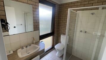 Chambre avec lits jumeaux (1 Queen & 1 Single - Pet Friendly) | Salle de bain | Douche, articles de toilette gratuits, serviettes fournies