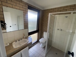 Habitación con 2 camas individuales (1 Queen & 1 Single - Pet Friendly) | Baño | Ducha, artículos de higiene personal gratuitos y toallas