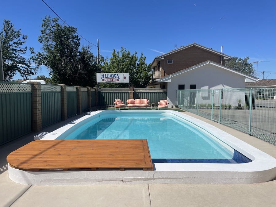 Una piscina al aire libre de temporada