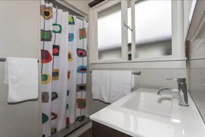 Standard Room, Non Smoking, Kitchen (3 Bedroom Unit) | Bathroom | Shower, free toiletries, hair dryer, towels - Wanaka View Motel (Wanaka)