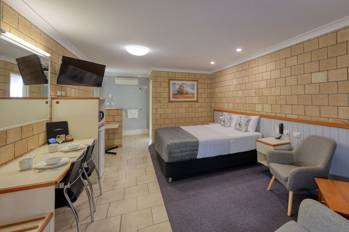 Standardrum - icke-rökare (Queen bed/ensuite) | Skrivbord, strykjärn/strykbräda, gratis wi-fi och sängkläder