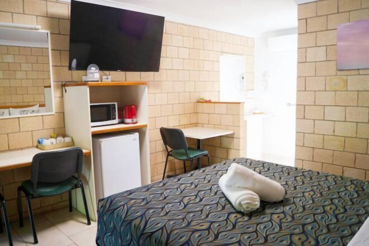 Una scrivania, ferro/asse da stiro, Wi-Fi gratuito, lenzuola