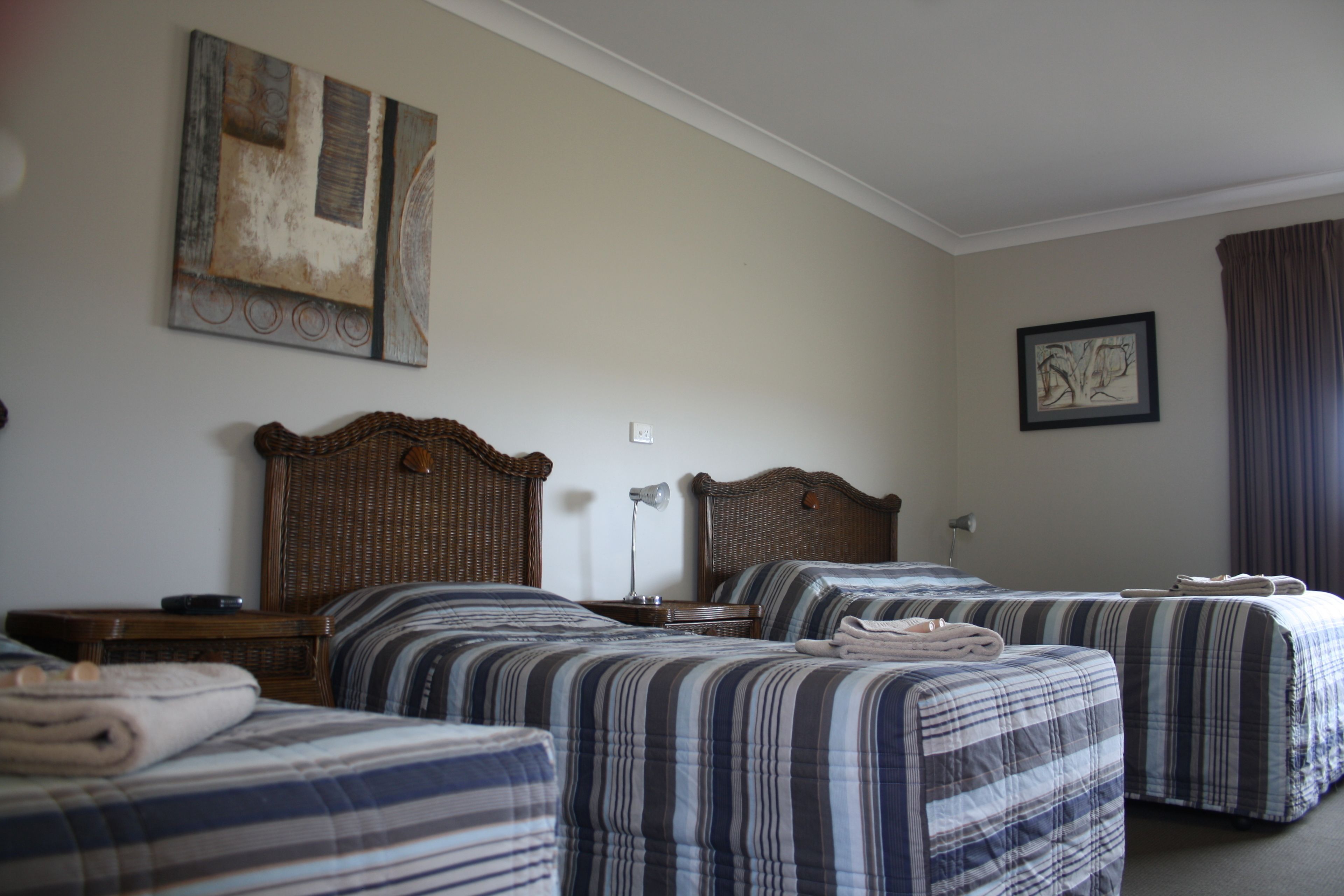 Habitación familiar, no fumadores (Superior Family Suite) | Tabla de planchar con plancha, wifi gratis, ropa de cama