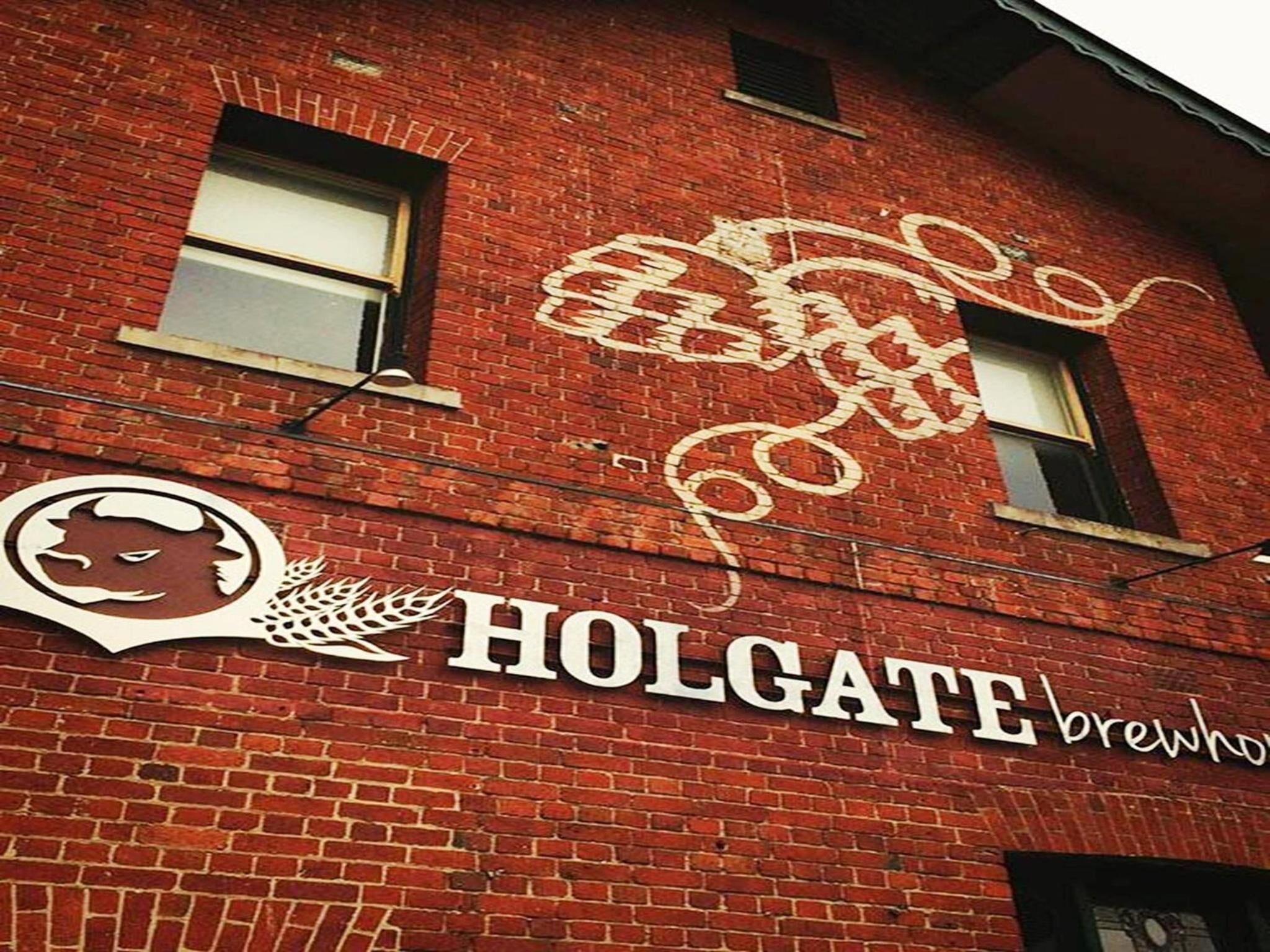 Een bakstenen gebouw met een bord waarop 'HOLGATE brewhouse' staat.