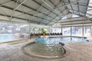Innenpool, 2 Außenpools, Liegestühle