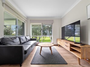 Two Storey Villa | Living area - Mandalay Holiday Resort and Tourist Park (Broadwater)