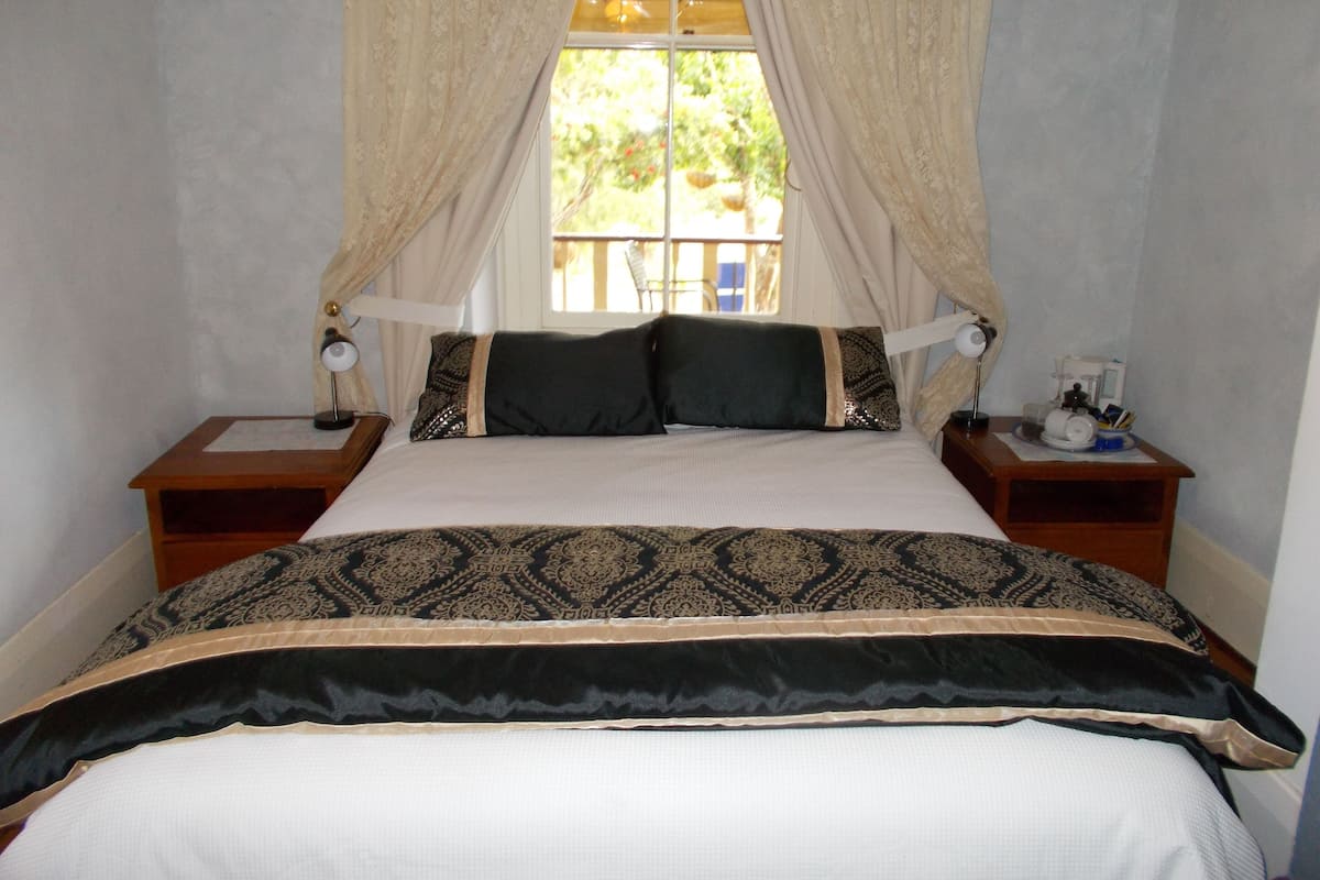 Habitación estándar (Georgina Room) | Tabla de planchar con plancha y camas extra