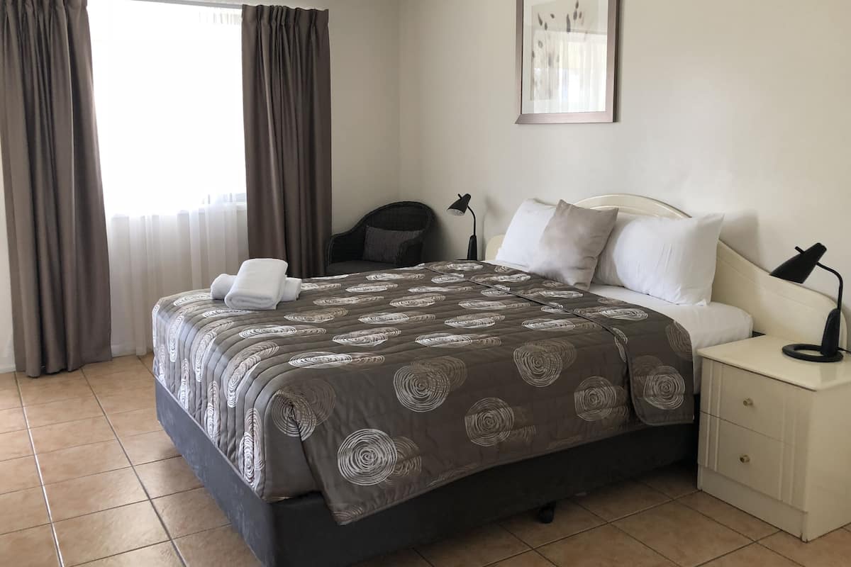 Deluxe Queen | Free WiFi, bed sheets
