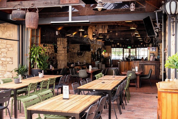 Lunch and dinner served, Modern European cuisine - Naracoorte Hotel Motel (Naracoorte)