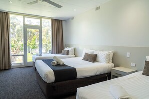 Executive Family Room | Desk, iron/ironing board, bed sheets - Naracoorte Hotel Motel (Naracoorte)