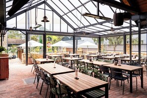 Lunch and dinner served, Modern European cuisine - Naracoorte Hotel Motel (Naracoorte)