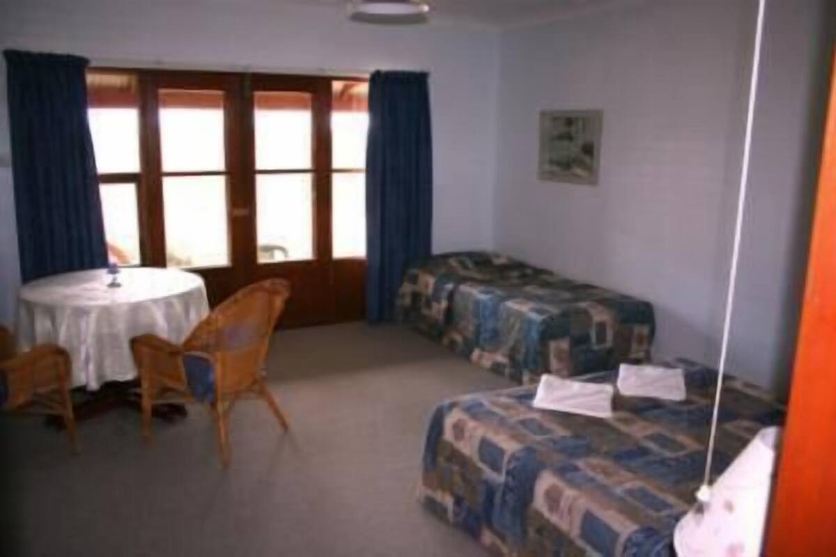Minibar, desk, iron/ironing board, WiFi (free)