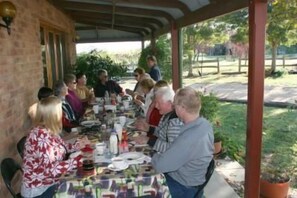 Outdoor dining - The Vineyard Motel (Cowra)
