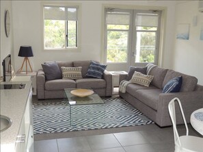 One Bedroom Spa Apartment | Living area | TV, DVD player - Oceanic Apartments Sorrento (Sorrento)