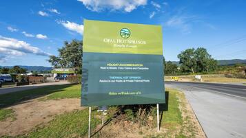 Vista frontal de la propiedad