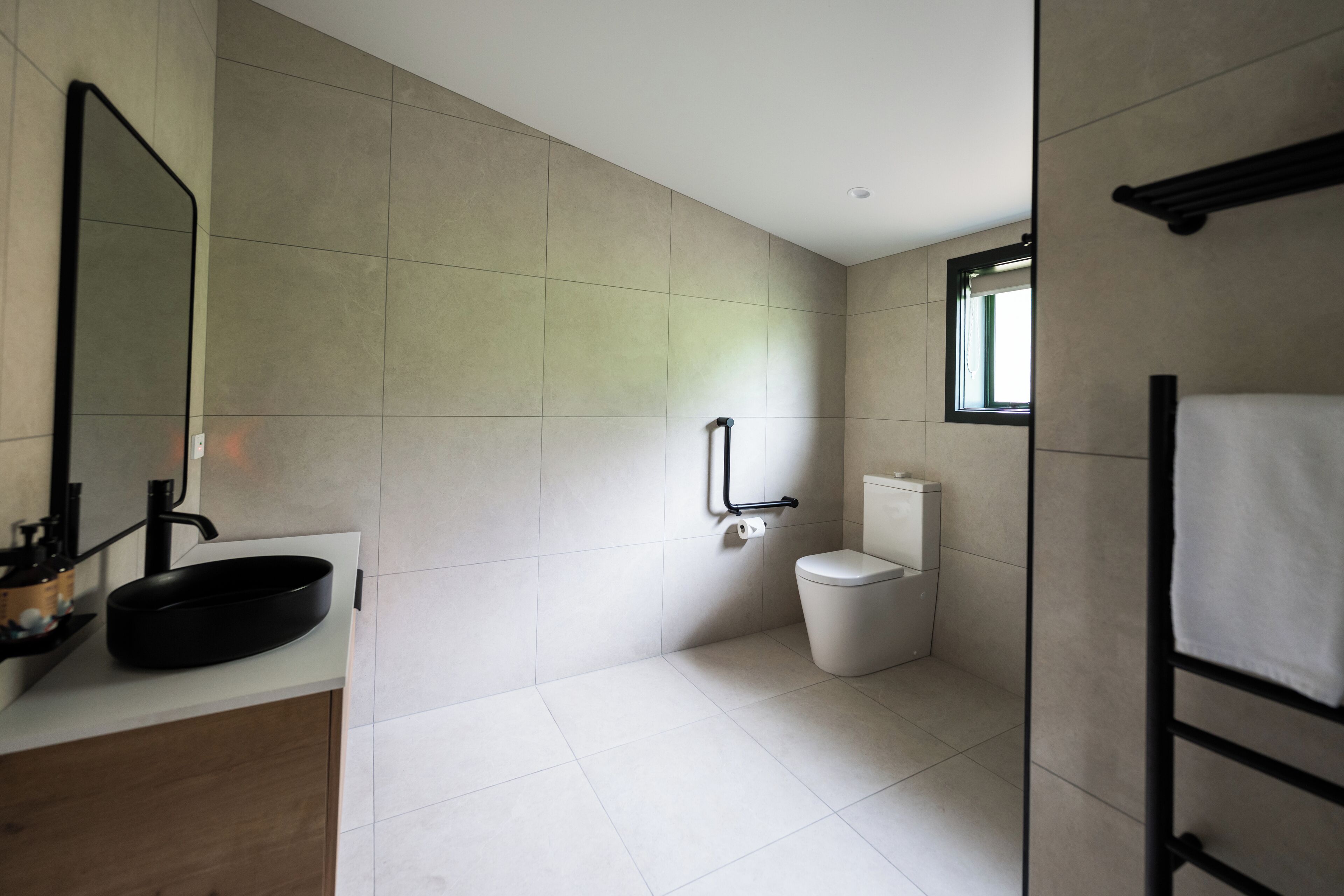 Family Motel | Bathroom