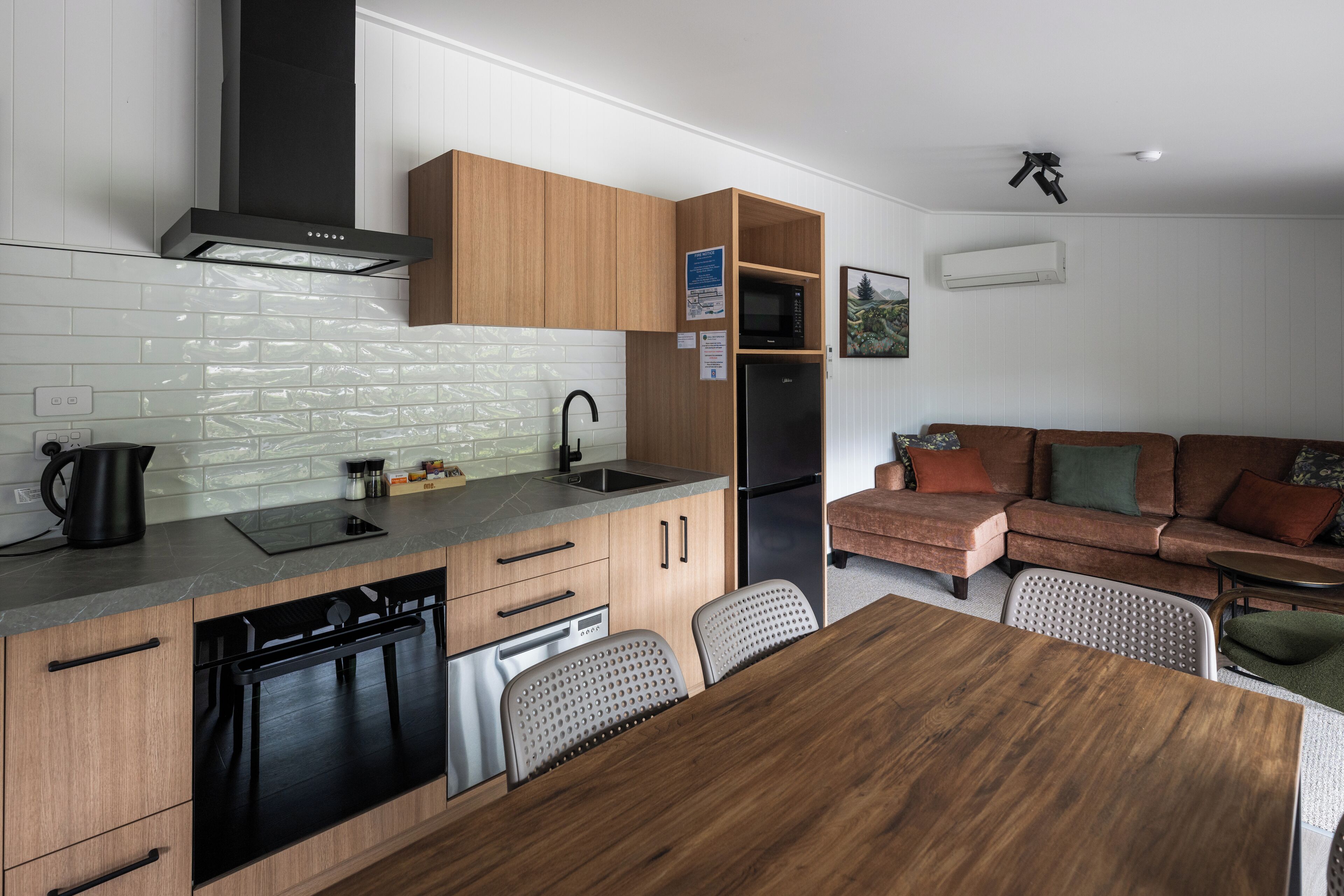 Family Motel | Private kitchen | Shared fridge, microwave