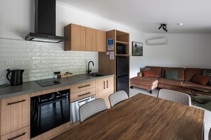 Familierom, ikke-røyk, kjøkken (Family Motel) | Eget kjøkken | Kjøleskap på fellesområdet og mikrobølgeovn på fellesområdet