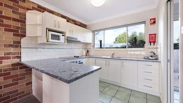 Full-sized fridge, microwave, oven, stovetop