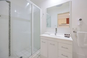 Een douche, gratis toiletartikelen, een haardroger, handdoeken