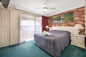 Premium bedding, pillow-top beds, desk, laptop workspace - Roseville Motel & Apartments (West Tamworth)