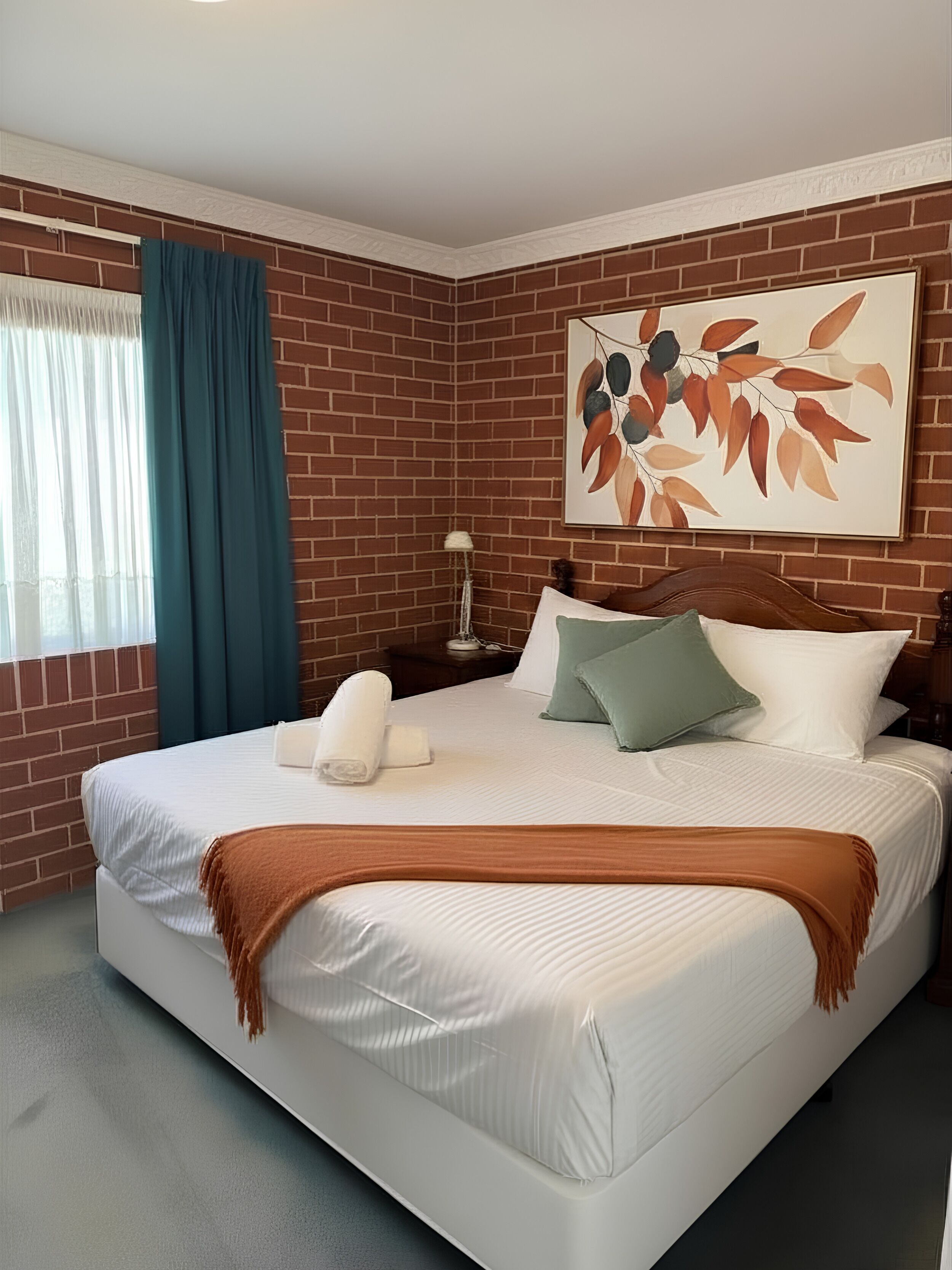 Luxe beddengoed, pillowtop-bedden, een bureau, een laptopwerkplek
