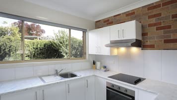 Full-size fridge, microwave, oven, stovetop