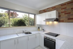 大型冷蔵庫、電子レンジ、オーブン、コンロ