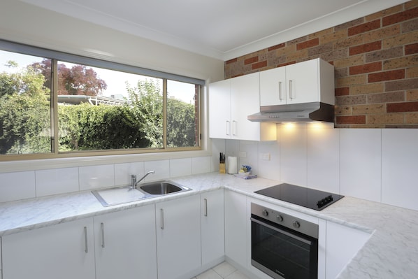 Coffee/tea maker, full-size fridge, microwave, oven